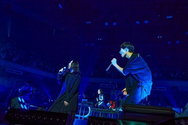 UVERworld、14年連続クリスマスライブに山田孝之と青山テルマがサプライズ出演