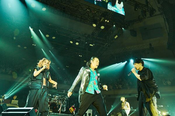 UVERworld、14年連続クリスマスライブに山田孝之と青山テルマがサプライズ出演
