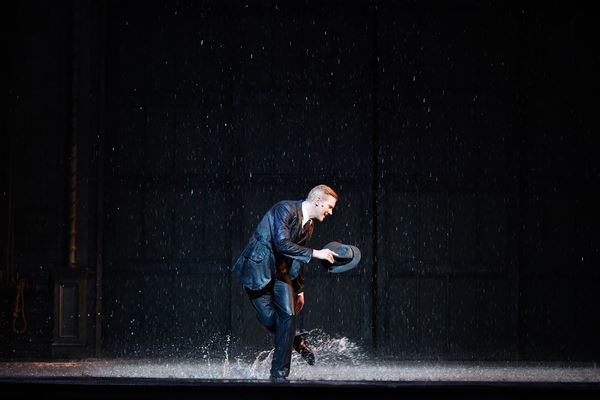 『SINGIN’IN THE RAIN 〜雨に唄えば〜』東京公演開幕！ 主演アダム・クーパーほかキャスト・演出コメント＆舞台写真が到着