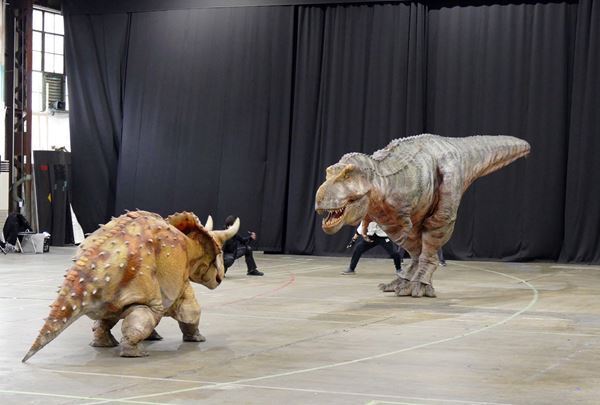 リアルな恐竜が大活躍！リハ潜入で体感した「DINO SAFARI 2022 ～未来のヒカリ～」の魅力