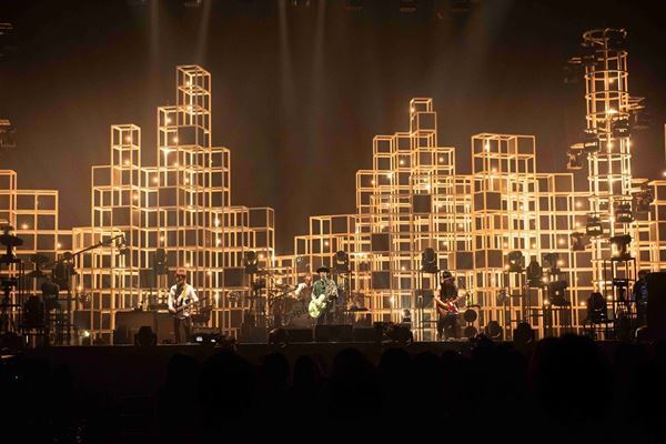 スピッツ、全国アリーナツアー『NEW MIKKE』劇場公開＆オンライン上映決定