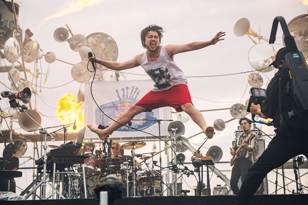 King Gnu、『Red Bull Secret Gig』の舞台裏に迫るドキュメンタリー＆ライブ映像4曲を公開