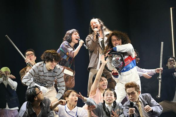 劇団鹿殺しが身体パフォーマンスによるステージングで魅せる、20周年記念公演『ランボルギーニに乗って』上演中