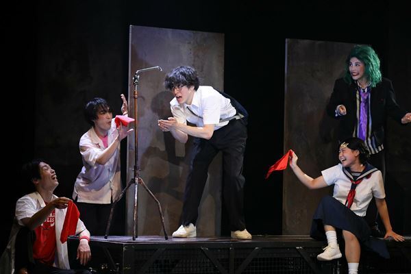 劇団鹿殺しが身体パフォーマンスによるステージングで魅せる、20周年記念公演『ランボルギーニに乗って』上演中