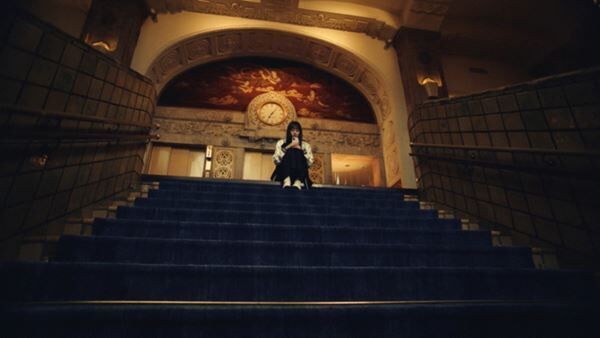 乃木坂46「君に叱られた」MVはシンデレラがモチーフ、賀喜遥香がガラスの靴を届けに奮闘