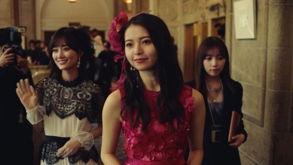 乃木坂46「君に叱られた」MVはシンデレラがモチーフ、賀喜遥香がガラスの靴を届けに奮闘