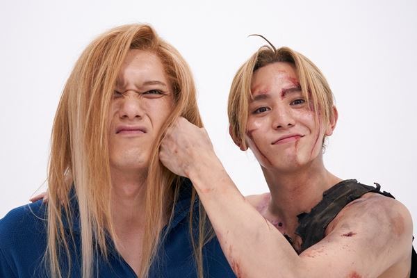 山田涼介×水石亜飛夢、兄弟役を5年演じた絆感じる笑顔　『鋼の錬金術師 完結編 最後の錬成』オフショット公開