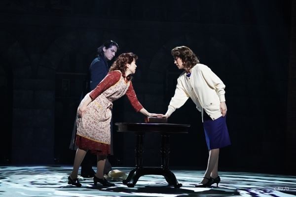 吉田鋼太郎演出、柿澤勇人、ウエンツ瑛士ら出演『ブラッド・ブラザーズ』開幕　各出演者からのコメントも