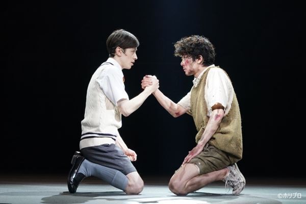 吉田鋼太郎演出、柿澤勇人、ウエンツ瑛士ら出演『ブラッド・ブラザーズ』開幕　各出演者からのコメントも