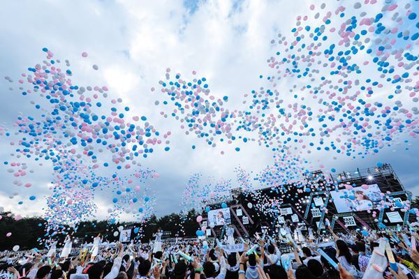 日向坂46、聖地開催の『W-KEYAKI FES.2022』で全国アリーナツアーを発表