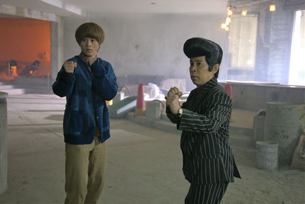 鈴鹿央士×岡村隆史、“弱小凸凹コンビ”に注目！　橋本環奈主演『バイオレンスアクション』新場面写真公開