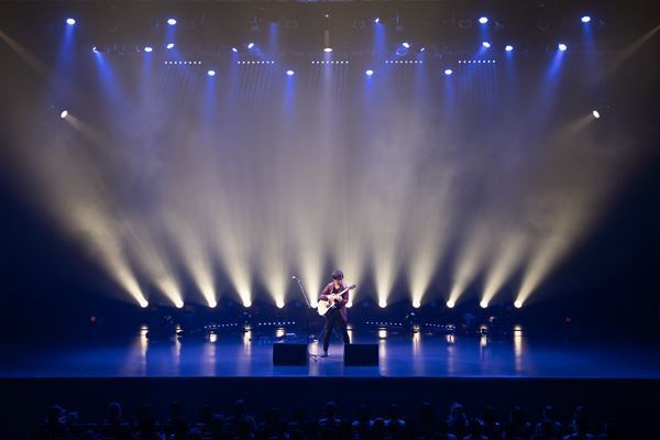 押尾コータロー、デビュー20周年の幕開けを飾るスペシャルライブのオフィシャルレポート到着