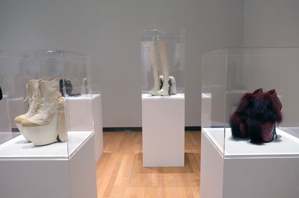 『奇想のモード』展、東京都庭園美術館にて開幕　シュルレアリスムとモードの共鳴を「奇想」をキーワードに紐解く