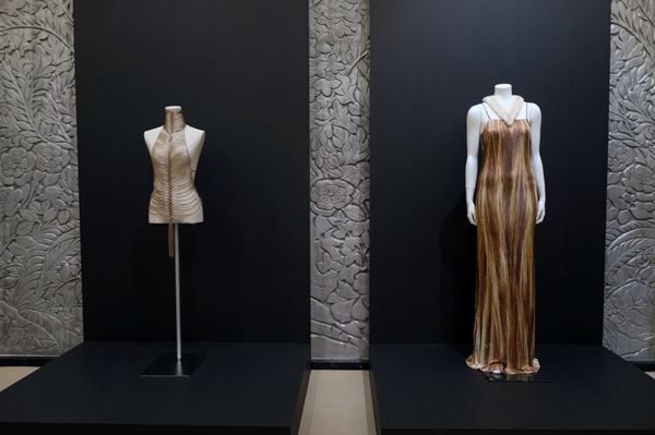 『奇想のモード』展、東京都庭園美術館にて開幕　シュルレアリスムとモードの共鳴を「奇想」をキーワードに紐解く