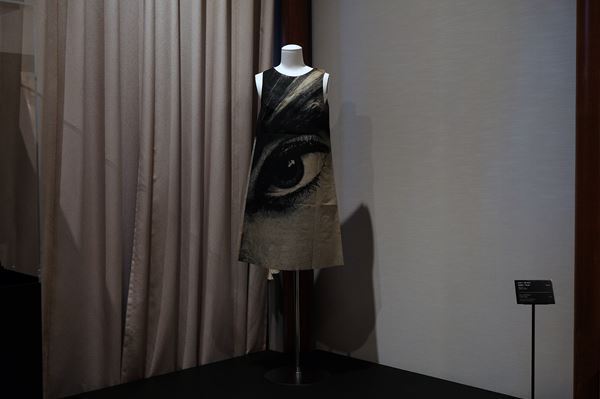 『奇想のモード』展、東京都庭園美術館にて開幕　シュルレアリスムとモードの共鳴を「奇想」をキーワードに紐解く