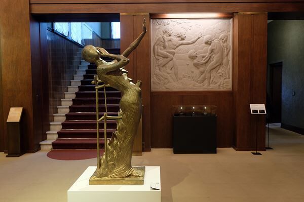 展示風景より中央はサルバドール・ダリ《抽き出しのあるミロのヴィーナス》（1936-64）