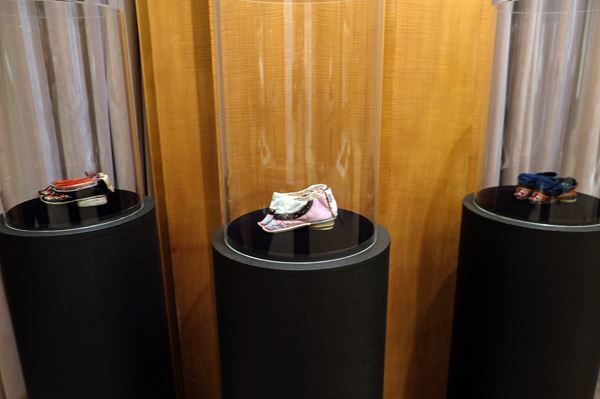 『奇想のモード』展、東京都庭園美術館にて開幕　シュルレアリスムとモードの共鳴を「奇想」をキーワードに紐解く