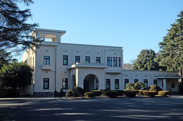 『奇想のモード』展、東京都庭園美術館にて開幕　シュルレアリスムとモードの共鳴を「奇想」をキーワードに紐解く