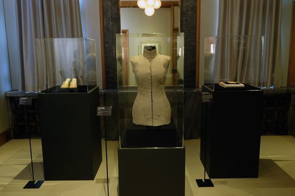 『奇想のモード』展、東京都庭園美術館にて開幕　シュルレアリスムとモードの共鳴を「奇想」をキーワードに紐解く