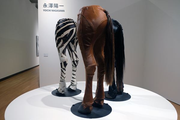 『奇想のモード』展、東京都庭園美術館にて開幕　シュルレアリスムとモードの共鳴を「奇想」をキーワードに紐解く