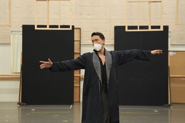 平間壮一、小関裕太が体現する切ない愛　市川洋二郎演出『The View Upstairs-君が見た、あの日-』稽古場レポート