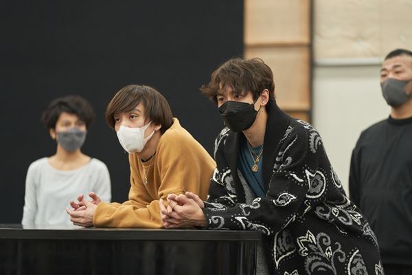 平間壮一、小関裕太が体現する切ない愛　市川洋二郎演出『The View Upstairs-君が見た、あの日-』稽古場レポート