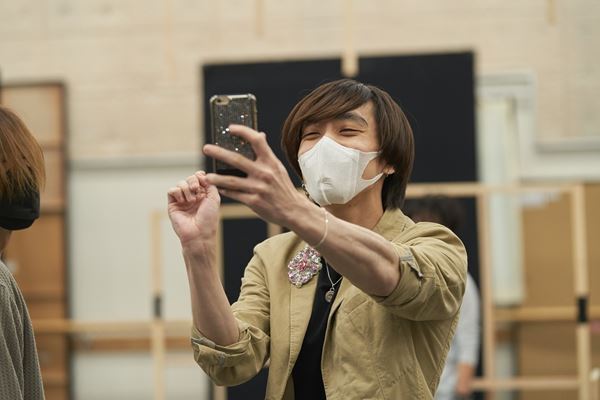 平間壮一、小関裕太が体現する切ない愛　市川洋二郎演出『The View Upstairs-君が見た、あの日-』稽古場レポート