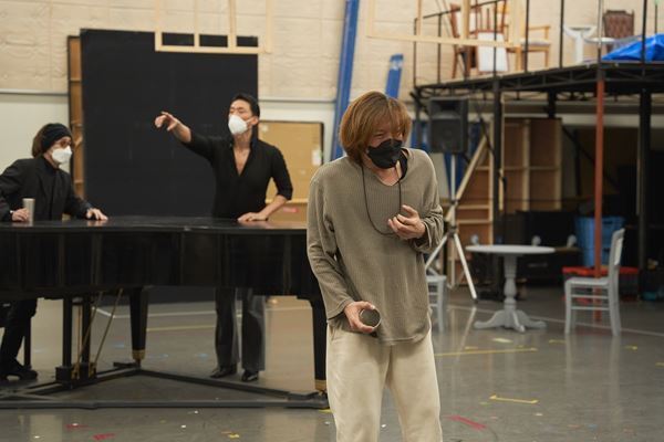 平間壮一、小関裕太が体現する切ない愛　市川洋二郎演出『The View Upstairs-君が見た、あの日-』稽古場レポート