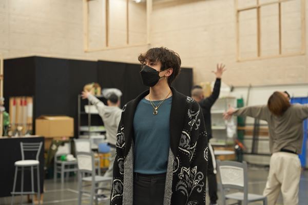 平間壮一、小関裕太が体現する切ない愛　市川洋二郎演出『The View Upstairs-君が見た、あの日-』稽古場レポート