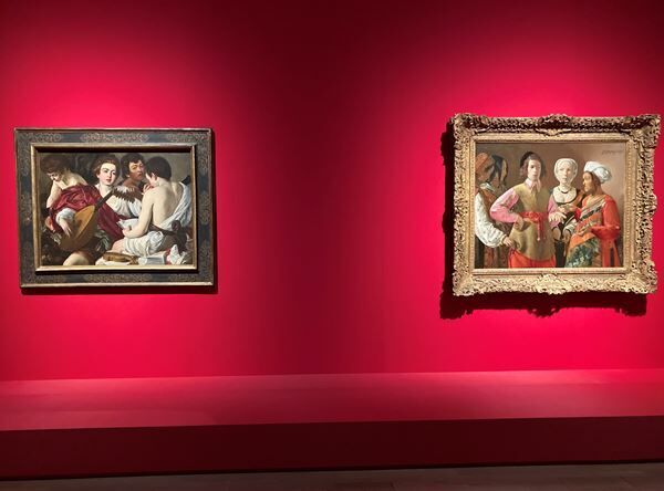 左：カラヴァッジョ《音楽家たち》 1597年、右：ジョルジュ・ド・ラ・トゥール《女占い師》おそらく1630年代