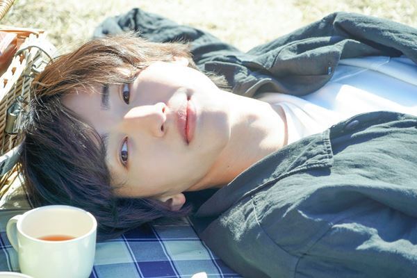 『今夜、世界からこの恋が消えても』道枝駿佑＆福本莉子の「お昼寝ショット」公開　記憶がリセットされる瞬間を捉えた1枚