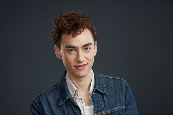 「80年代はLGBTQに対する理解も進んでいなかった」オリー・アレクサンダーが語る『IT'S A SIN 哀しみの天使たち』