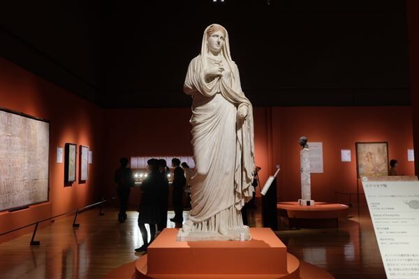 第2章展示風景より《エウマキア像》1世紀初頭ポンペイ、「エウマキアの建物」クリュプタ出土