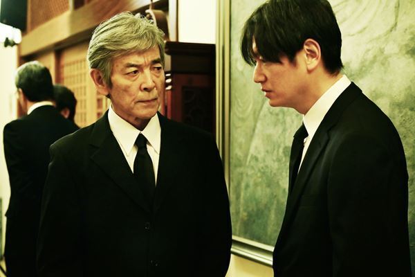 井浦新×柴田恭兵『連続ドラマW 両刃の斧』緊迫感と熱量あふれる本予告映像＆場面写真公開