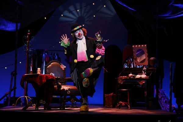 舞台人・加藤健一、渾身の一人芝居であった ー演劇ジャーナリスト・大島幸久が観た『スカラムーシュ・ジョーンズあるいは七つの白い仮面』