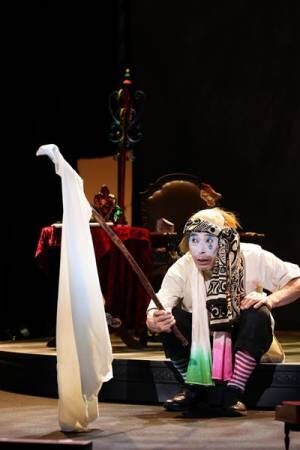 舞台人・加藤健一、渾身の一人芝居であった ー演劇ジャーナリスト・大島幸久が観た『スカラムーシュ・ジョーンズあるいは七つの白い仮面』