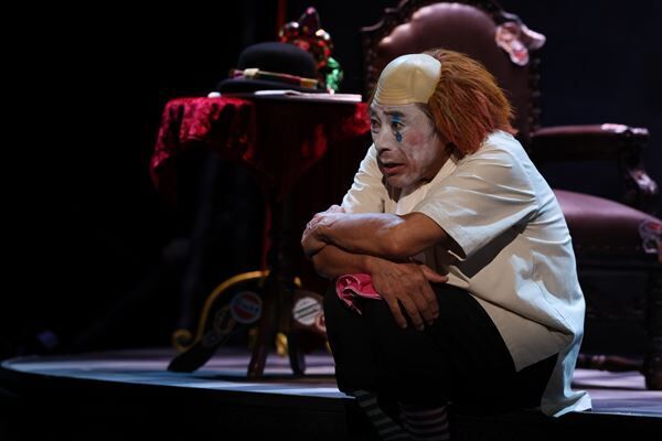 舞台人・加藤健一、渾身の一人芝居であった ー演劇ジャーナリスト・大島幸久が観た『スカラムーシュ・ジョーンズあるいは七つの白い仮面』