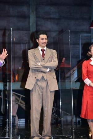 『THE 39 STEPS』開幕！ 平方元基は汗だく、ソニンは「泣きそう」