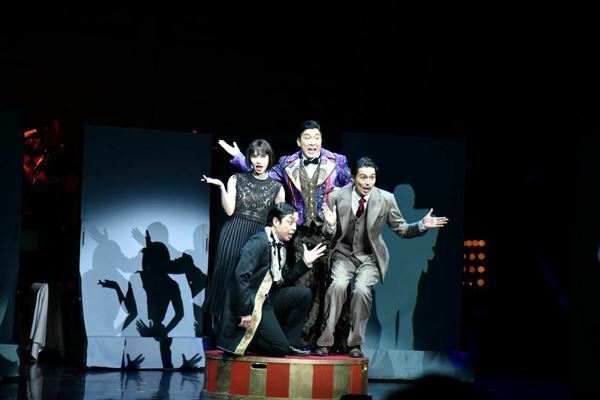 『THE 39 STEPS』開幕！ 平方元基は汗だく、ソニンは「泣きそう」