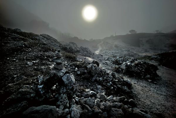 “祈り”というキーワードに基づいたストーリーを持った展覧会『祈り・藤原新也』開催