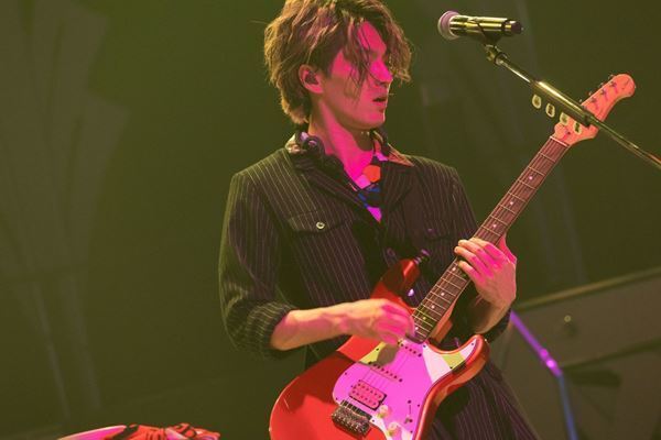 DISH//、結成10周年記念3DAYSライブ初日にマカロニえんぴつ・はっとりがサプライズ出演