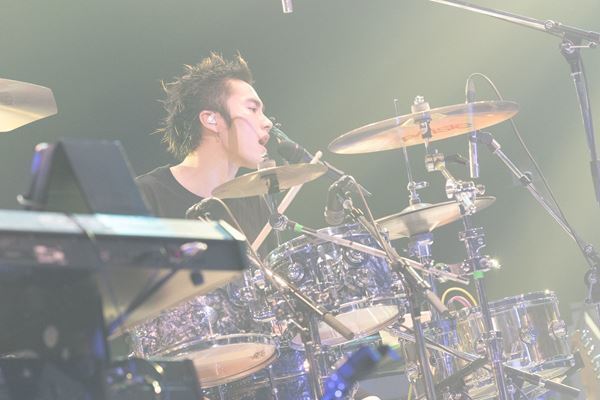 DISH//、結成10周年記念3DAYSライブ初日にマカロニえんぴつ・はっとりがサプライズ出演