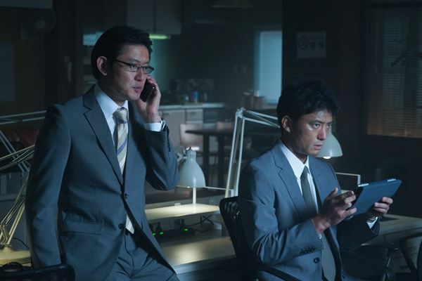 筒井道隆がクールに好演。WOWOW『邪神の天秤 公安分析班』のキーマンは公安部の冷徹なチームリーダー