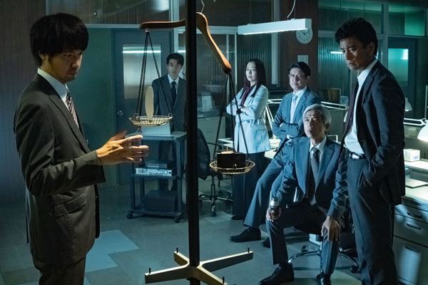 筒井道隆がクールに好演。WOWOW『邪神の天秤 公安分析班』のキーマンは公安部の冷徹なチームリーダー