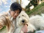 田中圭、犬のベックにメロメロ　『ハウ』オフショット写真＆映像公開