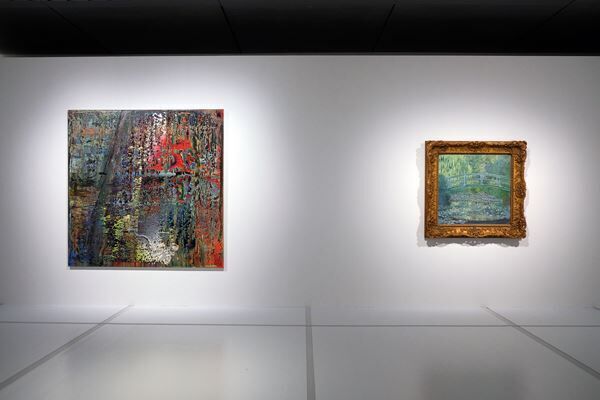 左：ゲルハルト・リヒター《抽象絵画（649-2）》1987年右：クロード・モネ《睡蓮の池》1899年 いずれもポーラ美術館蔵