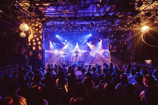 小林私、予定調和無しの〈独演会〉で放った自由さと説得力　初バンドセットで挑んだ"8曲"ワンマンレポート