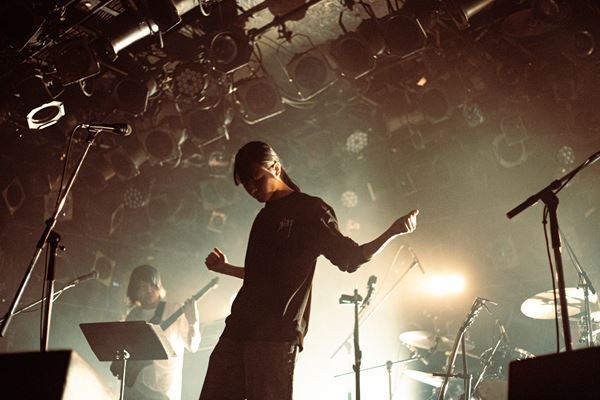 小林私、予定調和無しの〈独演会〉で放った自由さと説得力　初バンドセットで挑んだ"8曲"ワンマンレポート