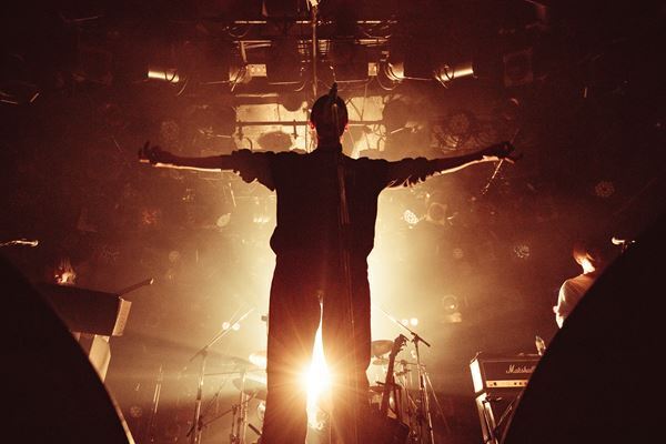 小林私、予定調和無しの〈独演会〉で放った自由さと説得力　初バンドセットで挑んだ"8曲"ワンマンレポート