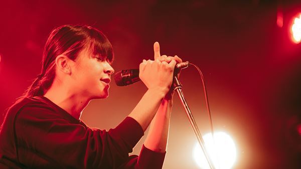 小林私、予定調和無しの〈独演会〉で放った自由さと説得力　初バンドセットで挑んだ"8曲"ワンマンレポート